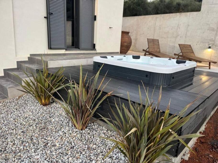 Ek Ornelakis, Luxury Country House With Jacuzzi Chania  Eksteriør billede